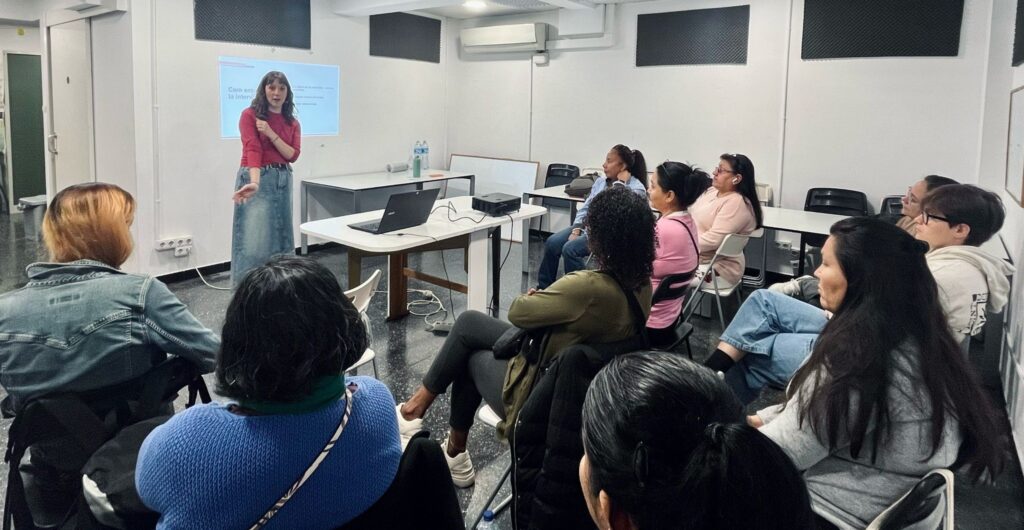 Xerrada informativa amb María, advocada de la línia 900 900 120, en el grup de dones